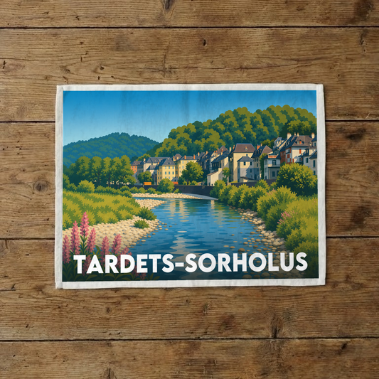 Torchon souvenir de la ville de Tardets-Sorholus avec une illustration stylisée d'un paysage de rivière.