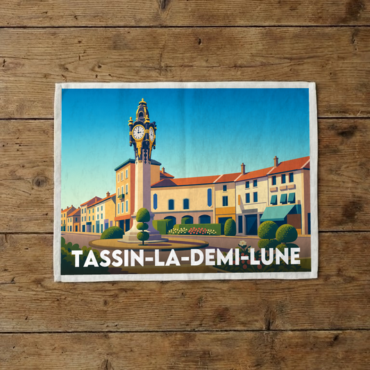 Torchon souvenir de la ville de Tassin-la-Demi-Lune avec une illustration stylisée de sa célèbre horloge.