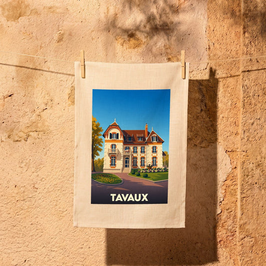 Torchon souvenir de la ville de Tavaux avec une illustration stylisée d'une demeure traditionnelle.