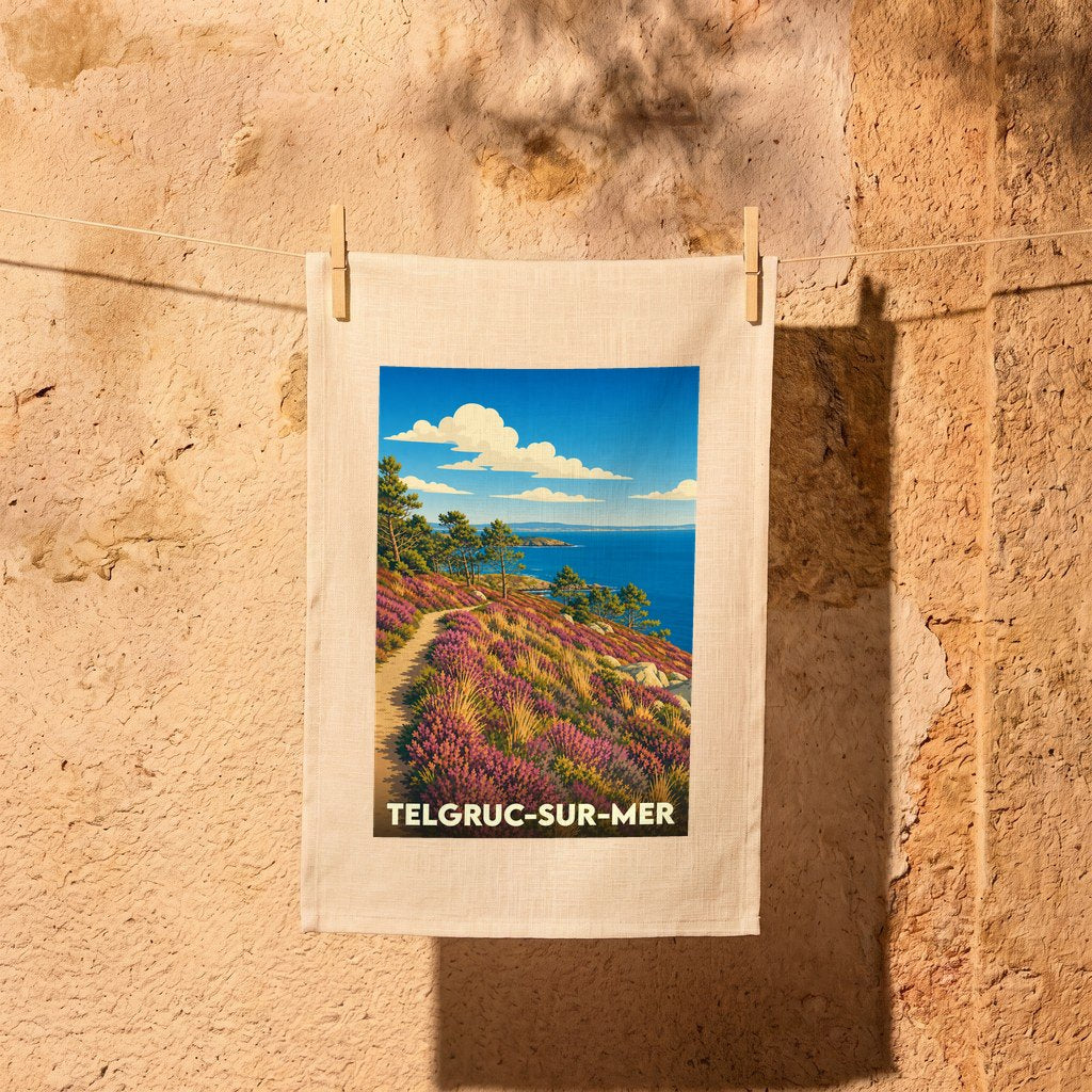 Torchon souvenir de la ville de Telgruc-sur-Mer avec une illustration stylisée d'un sentier côtier fleuri.