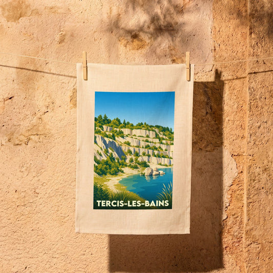 Torchon souvenir de la ville de Tercis-les-Bains orné d'une illustration stylisée de son paysage de falaises et d'eau.