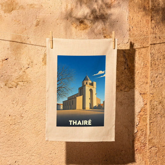 Torchon souvenir de la ville de Thairé illustré par un dessin stylisé de son église sous un ciel bleu.