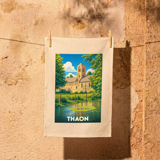 Torchon souvenir de la ville de Thaon avec une illustration stylisée de son église romane au bord de l'eau.