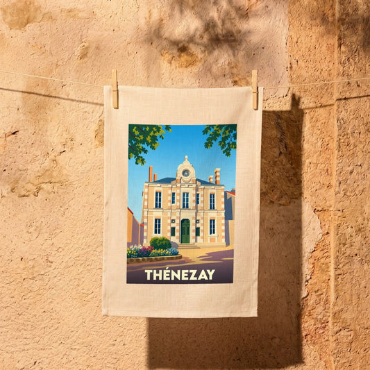 Torchon souvenir de la ville de Thénezay avec une illustration stylisée de son hôtel de ville.