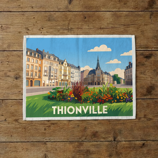 Torchon souvenir de la ville de Thionville avec une illustration stylisée.