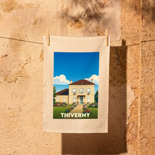 Torchon souvenir de la ville de Thiverny avec une illustration stylisée d'une maison de maître fleurie.