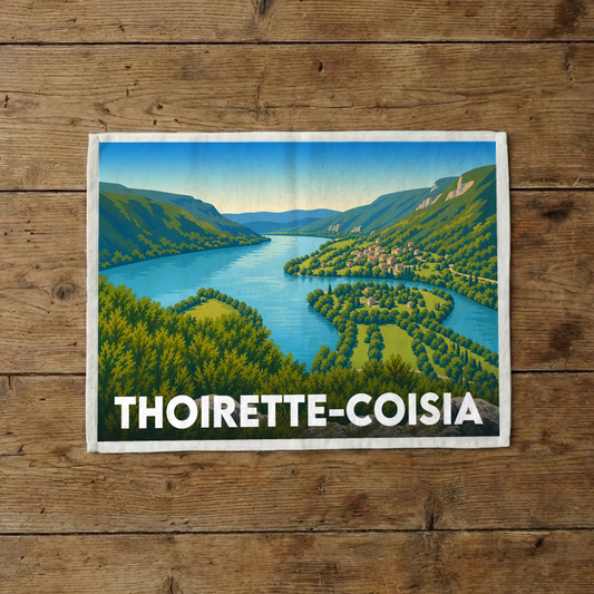 Torchon souvenir de la ville de Thoirette-Coisia avec une illustration stylisée d'un paysage de rivière et de montagnes.