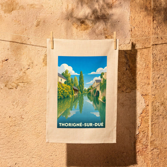 Torchon souvenir de la ville de Thorigné-sur-Dué avec une illustration stylisée d'un paysage fluvial.