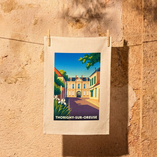 Torchon souvenir de la ville de Thorigny-sur-Oreuse orné d'une illustration stylisée et colorée de son architecture.