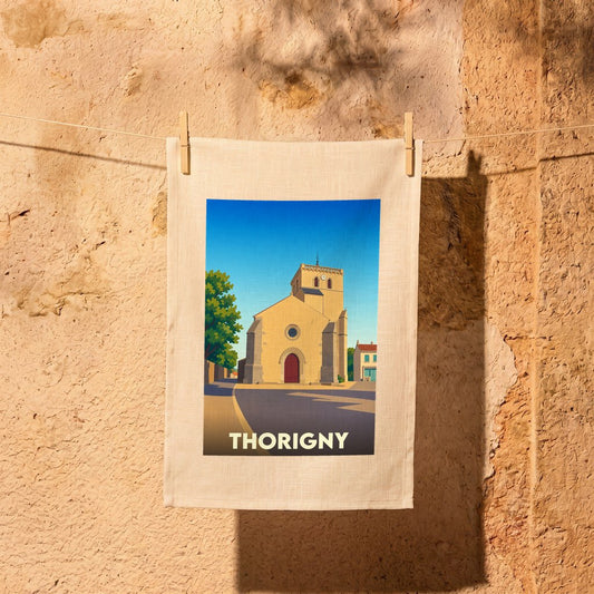 Torchon souvenir de la ville de Thorigny avec une illustration stylisée de son église.