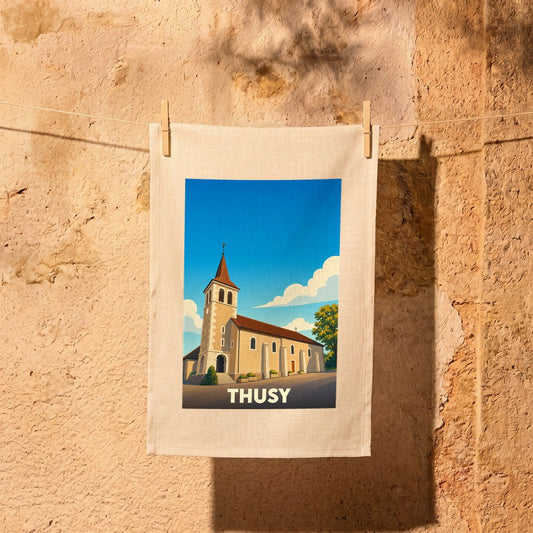Torchon souvenir de la ville de Thusy avec une illustration stylisée de son église.