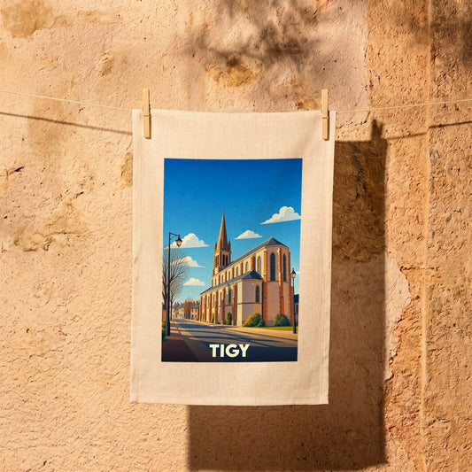 Torchon souvenir de la ville de Tigy avec une illustration stylisée de son église sous un ciel bleu.