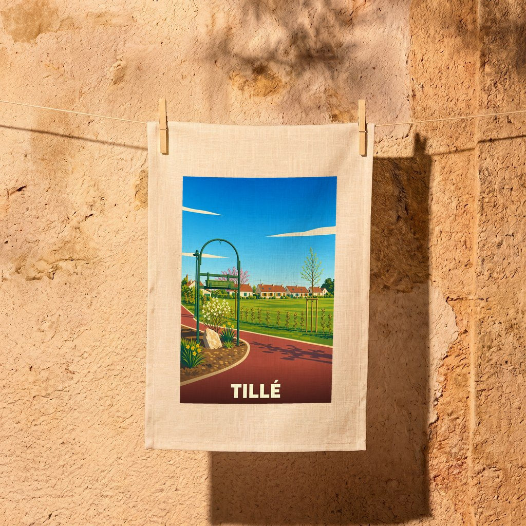 Torchon souvenir de la ville de Tillé illustré par un paysage de village stylisé.