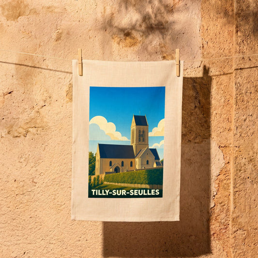 Torchon souvenir de la ville de Tilly-sur-Seulles avec une illustration stylisée de son église.