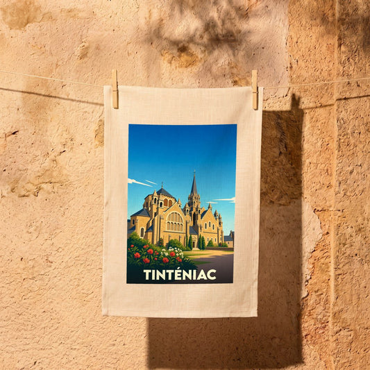 Torchon souvenir de la ville de Tinténiac avec une illustration stylisée de son église.