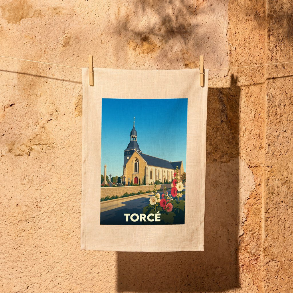 Torchon souvenir de la ville de Torcé orné d'une illustration stylisée de son église et de fleurs colorées.