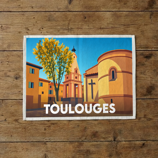 Torchon souvenir de la ville de Toulouges avec une illustration stylisée de son patrimoine architectural.