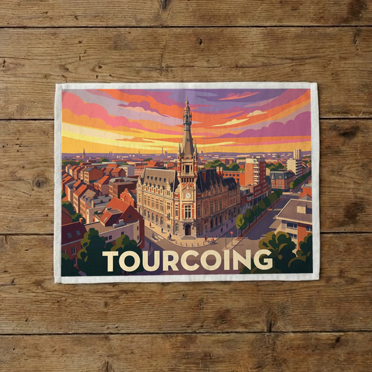 Torchon souvenir de la ville de Tourcoing avec une illustration stylisée de son hôtel de ville.