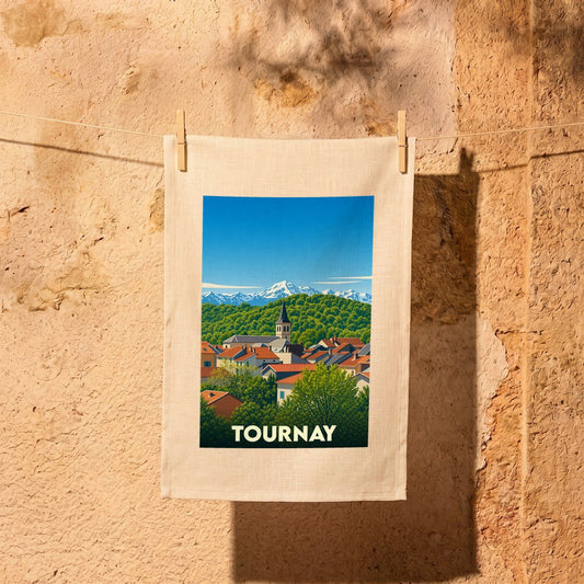 Torchon souvenir de la ville de Tournay avec une illustration stylisée des toits et des montagnes.