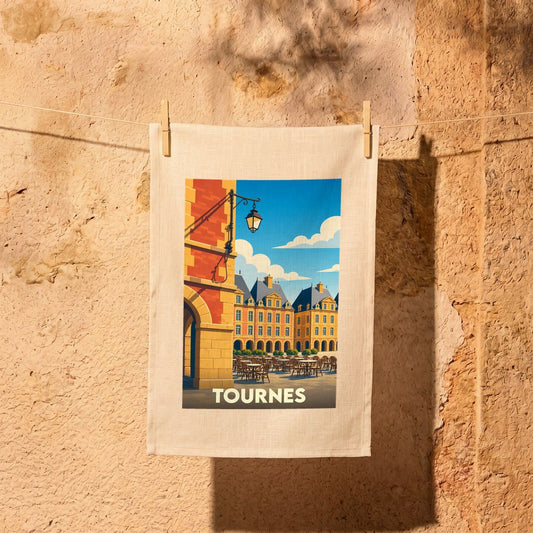 Torchon souvenir de la ville de Tournes orné d'une illustration stylisée d'une place ensoleillée.