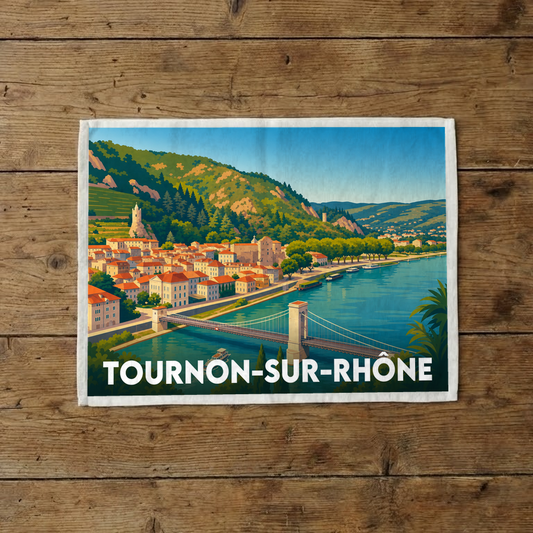 Torchon souvenir de la ville de Tournon-sur-Rhône avec une illustration stylisée des bords du Rhône et de son pont.