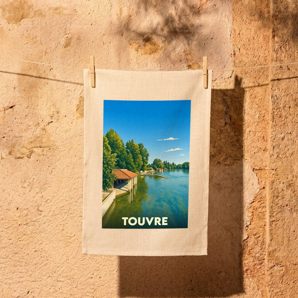 Torchon souvenir de la ville de Touvre avec une illustration stylisée d'un paysage de rivière.