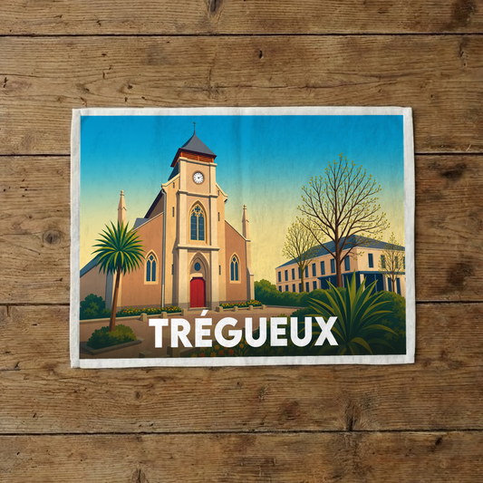 Torchon souvenir de la ville de Trégueux illustré d'une église de style vintage sur fond de bois.