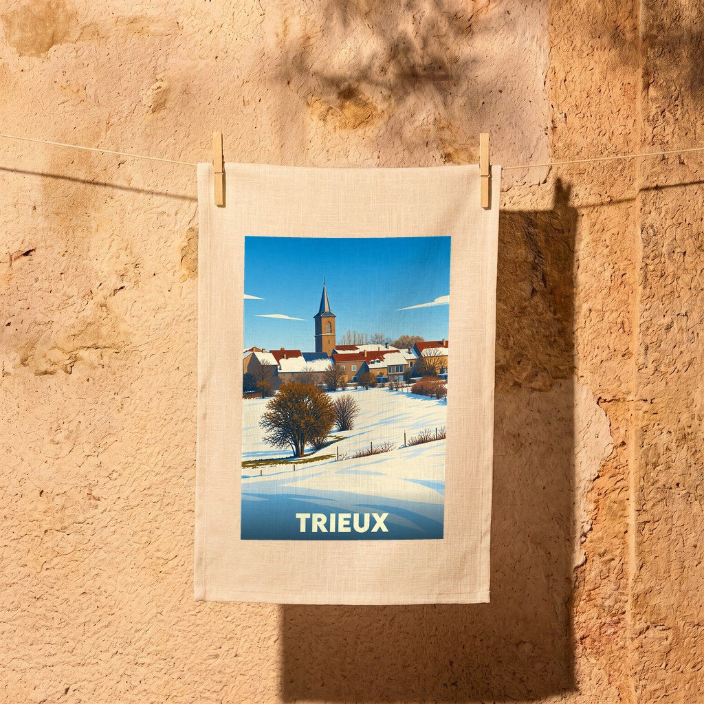 Torchon souvenir de la ville de Trieux avec une illustration stylisée d'un paysage hivernal.