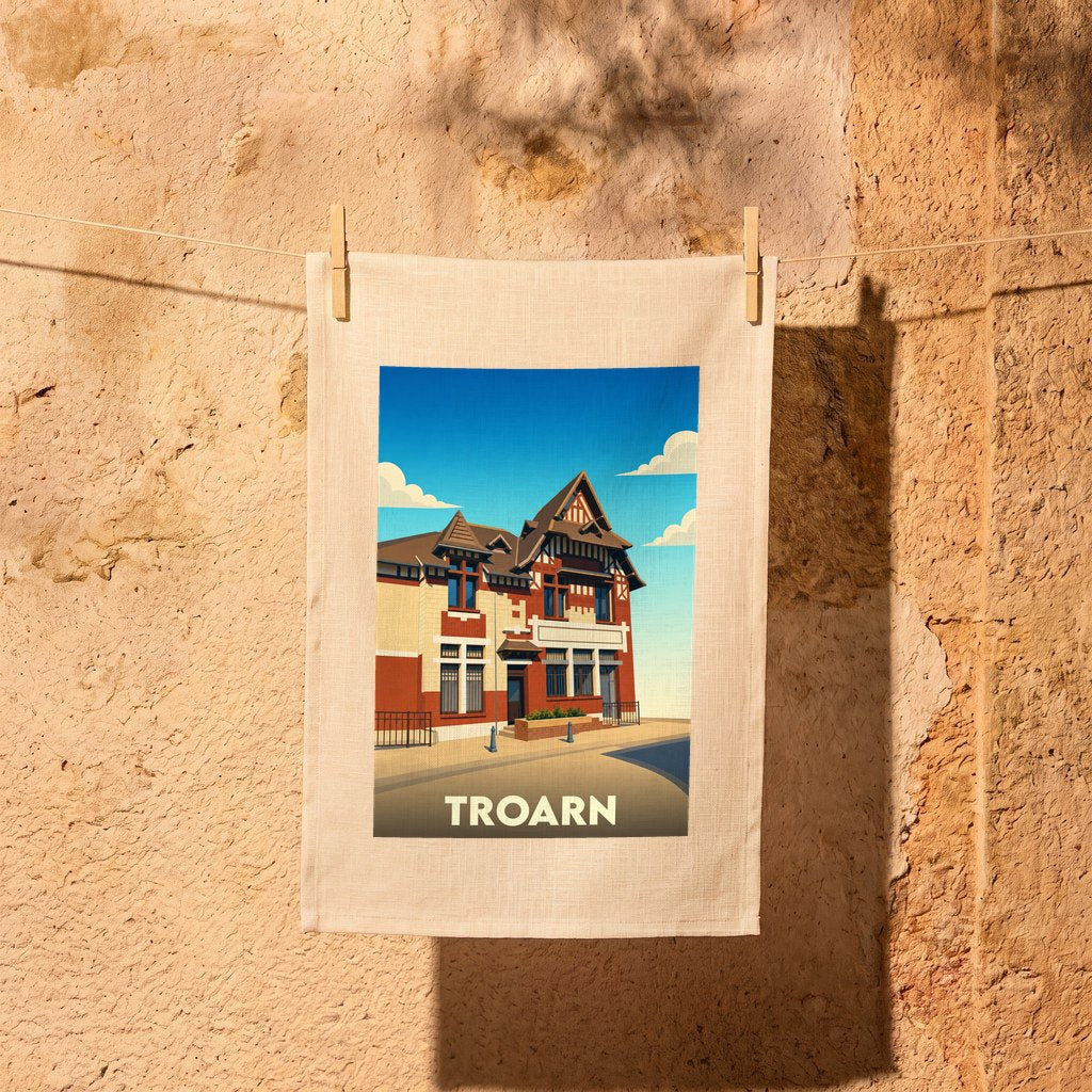Torchon souvenir de la ville de Troarn avec une illustration stylisée de son architecture.