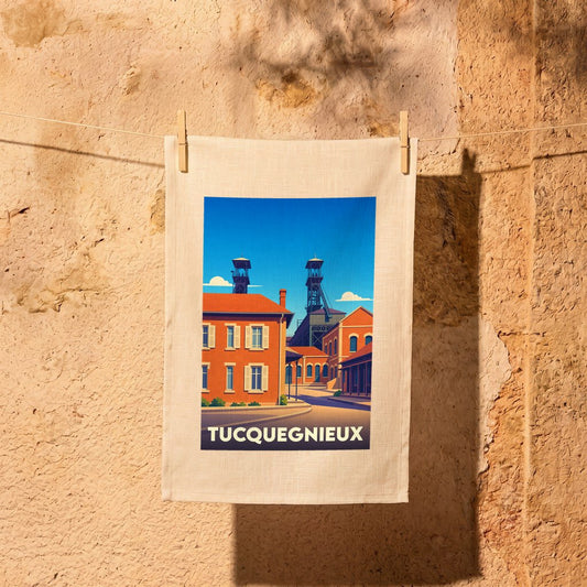 Torchon souvenir de la ville de Tucquegnieux orné d'une illustration stylisée représentant ses anciens puits de mine.
