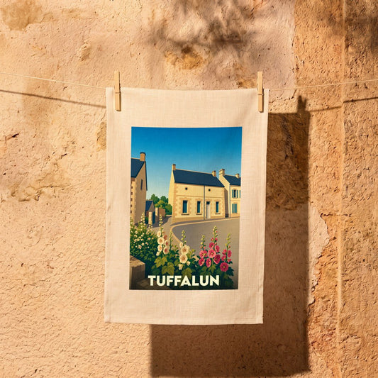 Torchon souvenir de la ville de Tuffalun avec une illustration stylisée de maisons et de fleurs.