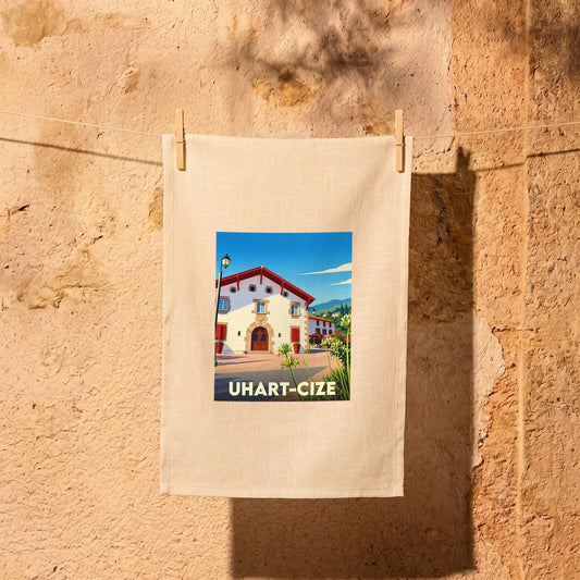 Torchon souvenir de la ville de Uhart-Cize orné d'une illustration stylisée d'une maison basque traditionnelle.