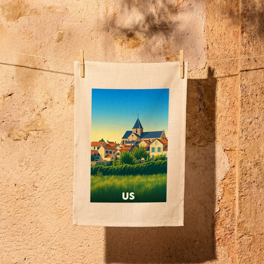 Torchon souvenir de la ville de Us avec une illustration stylisée de son église et ses toits.