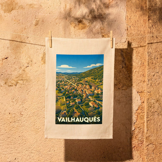 Torchon souvenir de la ville de Vailhauquès avec une illustration stylisée.
