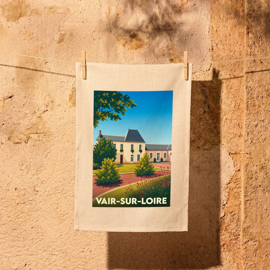 Torchon souvenir de la ville de Vair-sur-Loire avec une illustration stylisée d'un manoir.