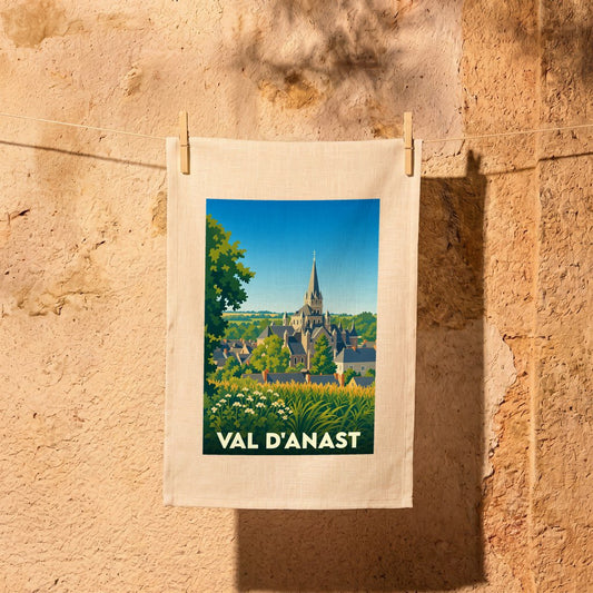 Torchon souvenir de la ville de Val d'Anast orné d'une illustration stylisée de son église et de ses paysages.
