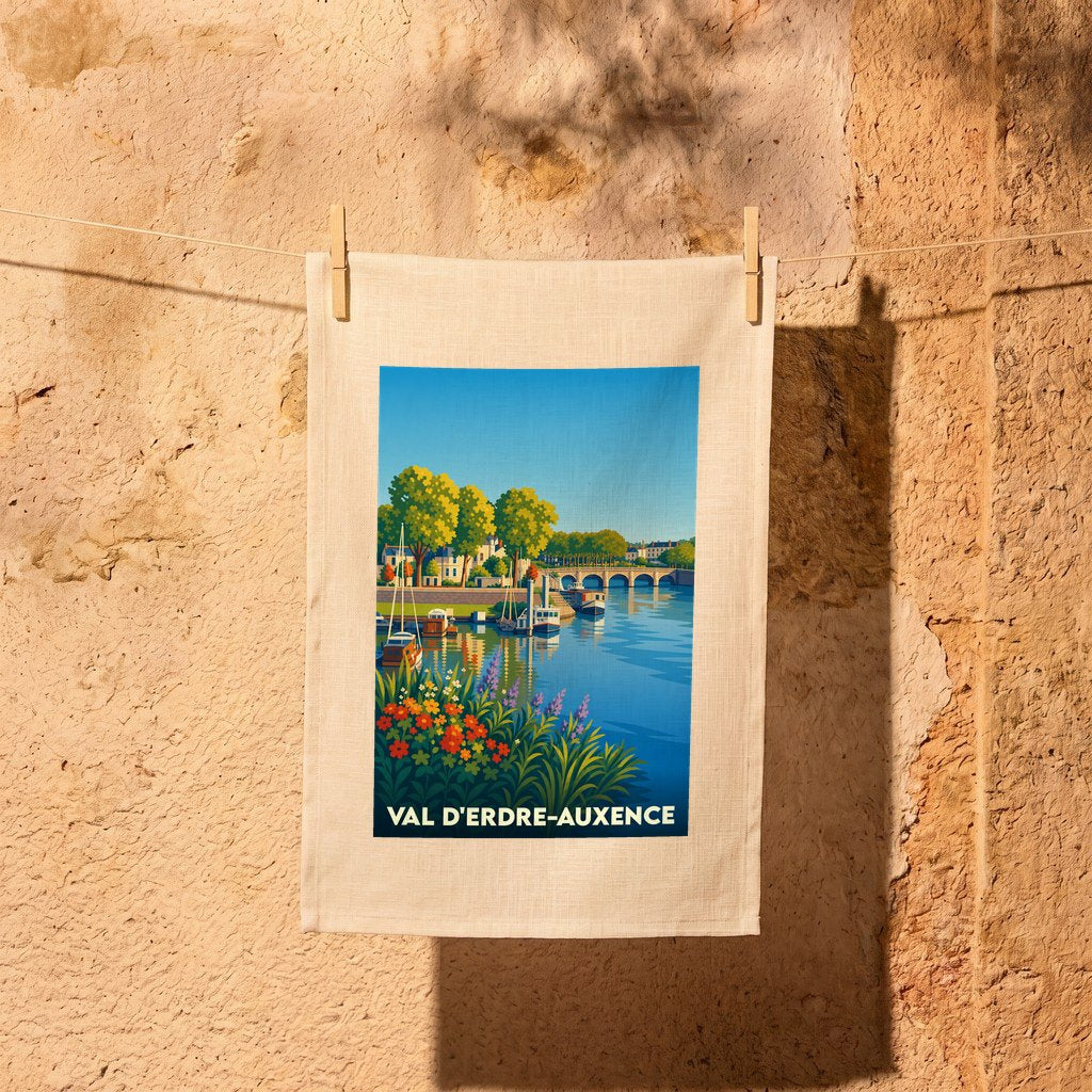 Torchon souvenir de la ville de Val d'Erdre-Auxence avec une illustration stylisée d'un bord de rivière.