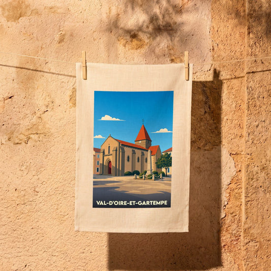 Torchon souvenir de la ville de Val-d'Oire-et-Gartempe avec une illustration stylisée de son église.
