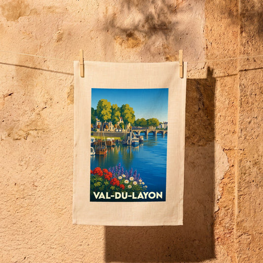 Torchon souvenir de la ville de Val-du-Layon avec une illustration stylisée d'un paysage de bord de rivière.