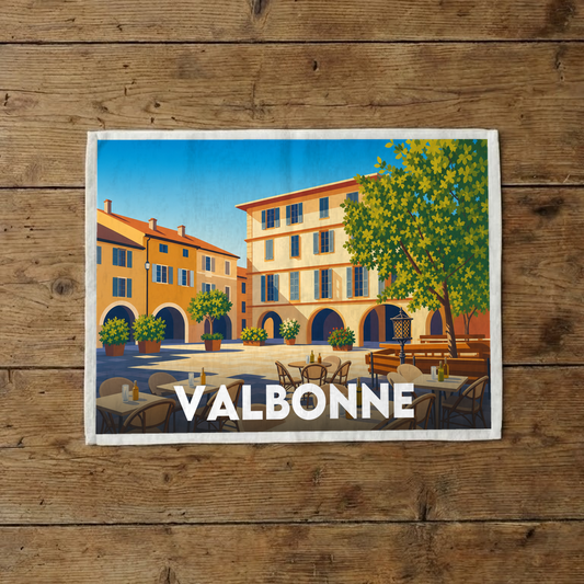 Torchon souvenir de la ville de Valbonne avec une illustration stylisée de sa place principale ensoleillée.