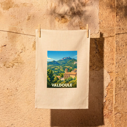 Torchon souvenir de la ville de Valdoule avec une illustration stylisée d'un paysage provençal.