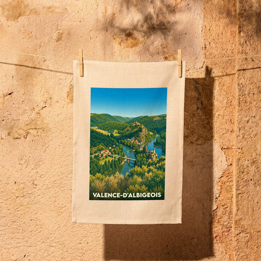 Torchon souvenir de Valence-d'Albigeois illustrant un paysage de vallée verdoyante avec une rivière.