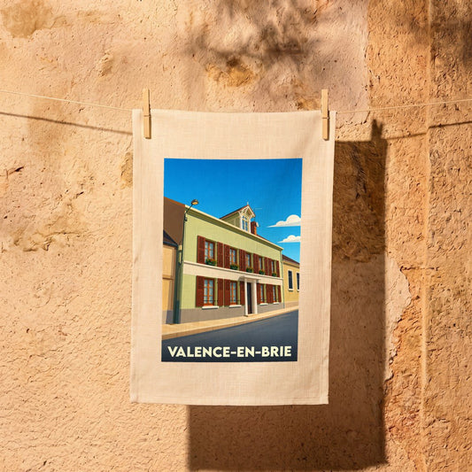Torchon souvenir de la ville de Valence-en-Brie avec une illustration stylisée d'une maison traditionnelle.