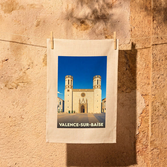 Torchon souvenir de la ville de Valence-sur-Baïse avec une illustration stylisée de son église.