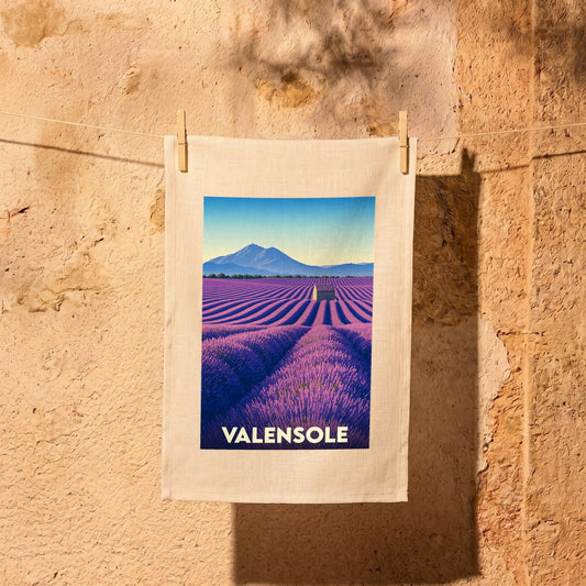 Torchon souvenir de la ville de Valensole illustré d'un champ de lavande stylisé.