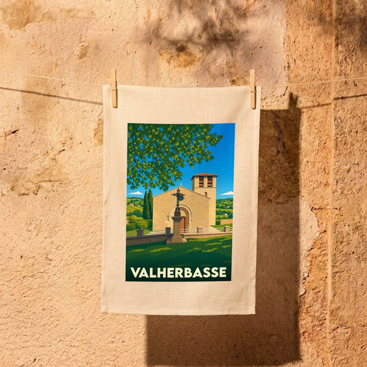 Torchon souvenir de la commune de Valherbasse avec une illustration stylisée de son patrimoine.