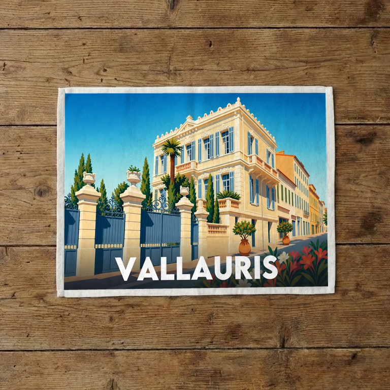 Torchon souvenir de la ville de Vallauris avec une illustration stylisée d'une villa méditerranéenne.