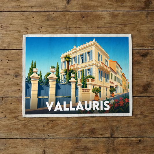 Torchon souvenir de la ville de Vallauris avec une illustration stylisée d'une villa méditerranéenne.