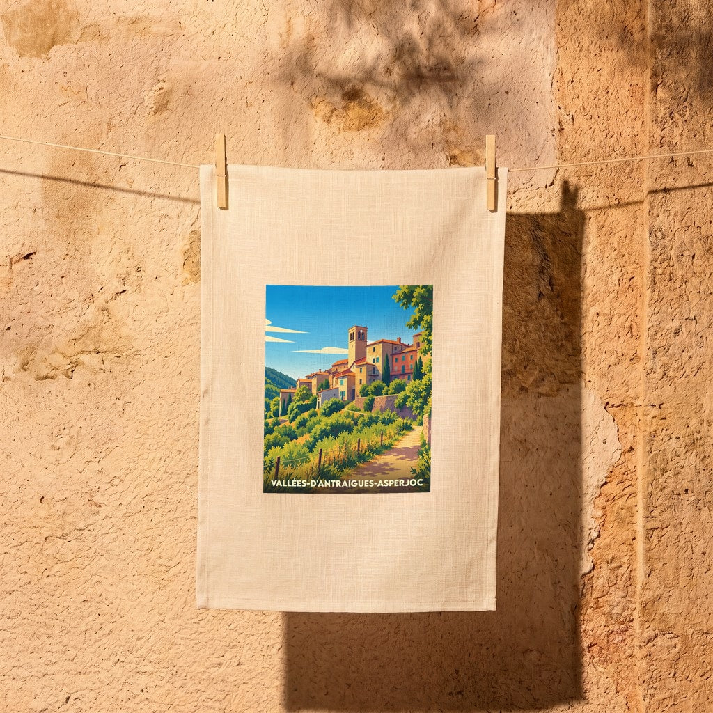 Torchon souvenir de la ville de Vallées-d'Antraigues-Asperjoc illustré par un paysage de village pittoresque.