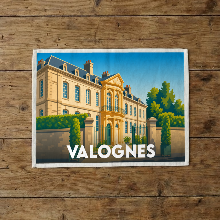 Torchon souvenir de la ville de Valognes illustrant un hôtel particulier dans un style rétro.
